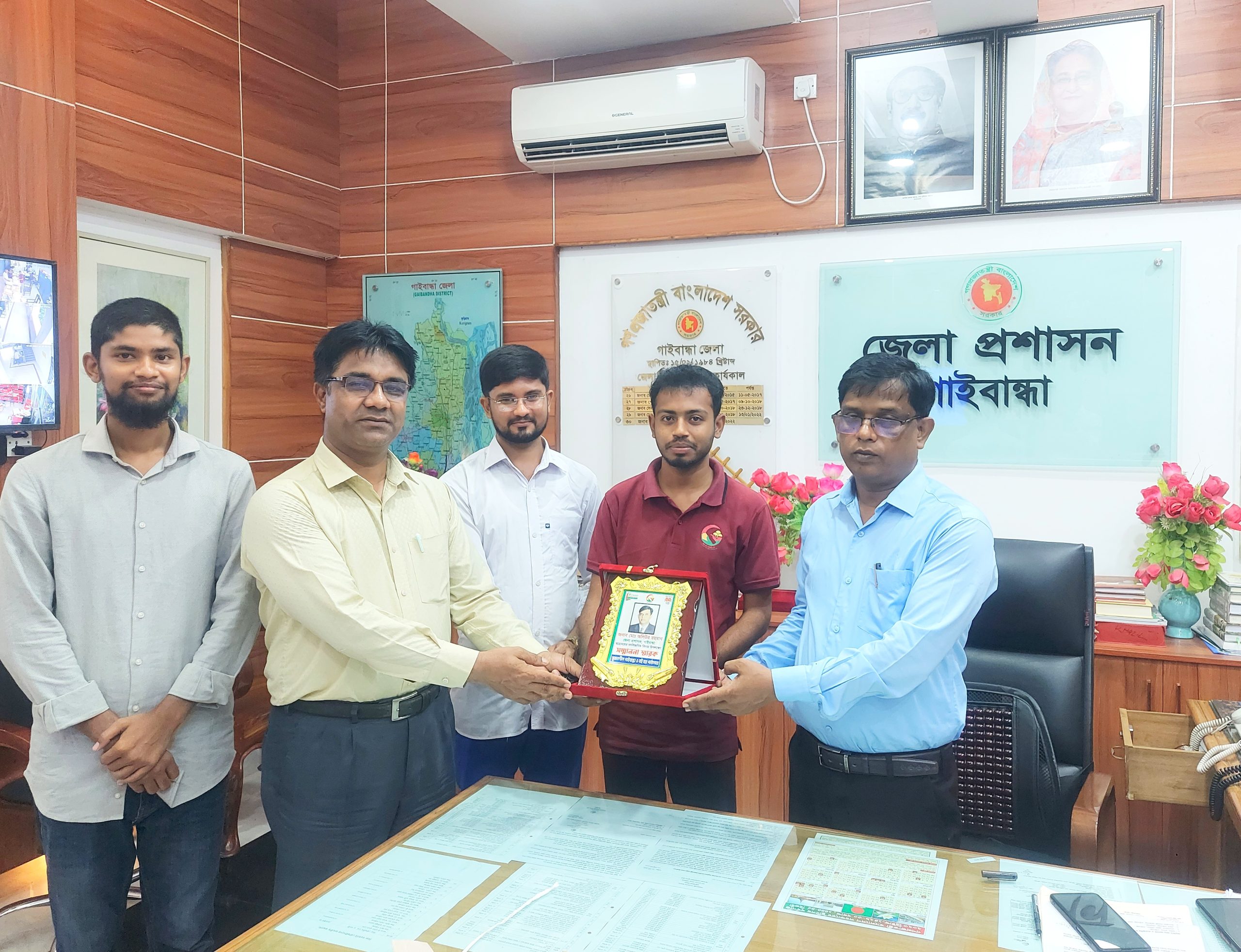 Srijonshil Gaibandha and Boi Ghor Pathagar Honor DC Md. Oliur Rahman with a Farewell Tribute